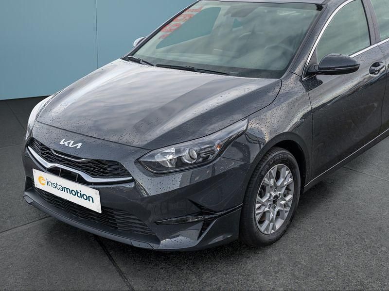 Grau Gebraucht 2023 Kia Ceed Kleinwagen | 18.849 € (Fairer Preis) - Bild 1/4