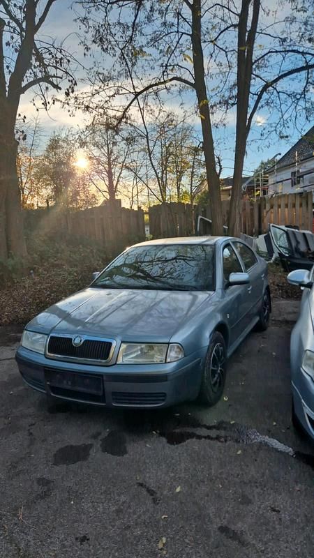 Silber Gebraucht 2004 Skoda Octavia Limousine | 399 € (Superpreis) - Bild 1/4