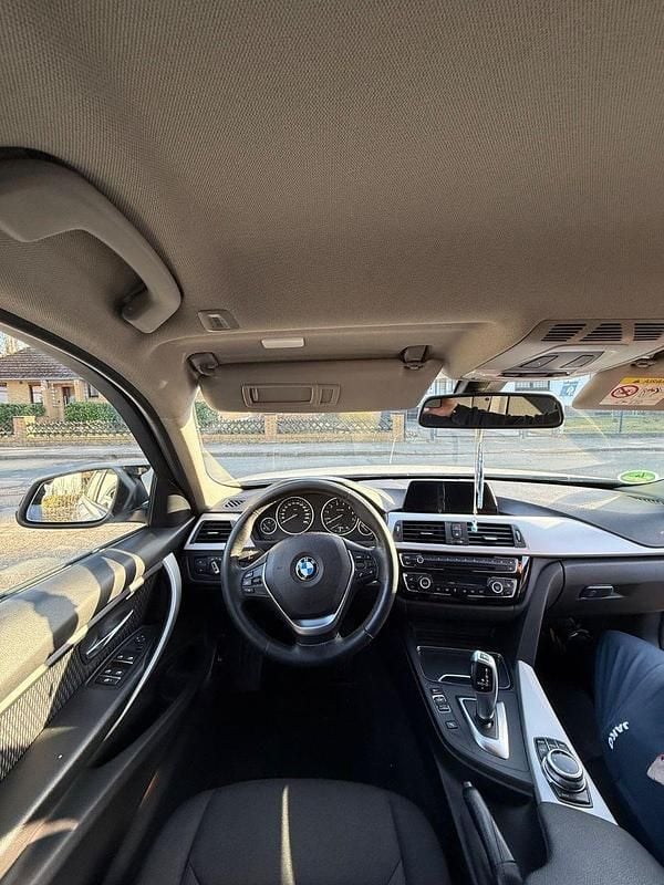 Używany BMW 320 Advantage 184 KM (135 kW) 2018 Biały Sedan/Limuzyna