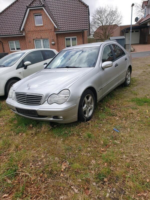 Silber Gebraucht 2003 Mercedes C180 Limousine | 850 € (Superpreis) - Bild 1/4