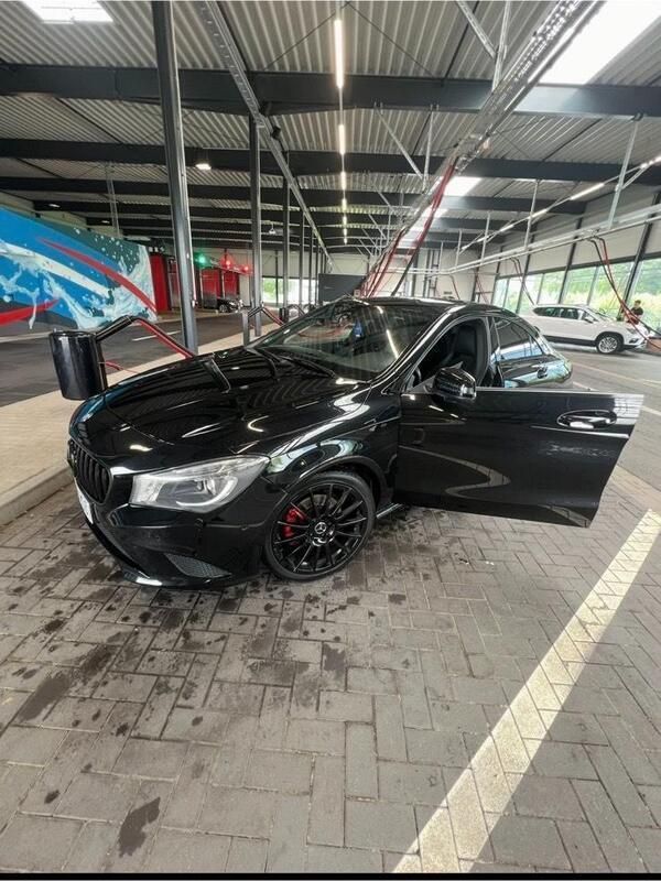 Schwarz Gebraucht 2015 Mercedes CLA180 Style Limousine | 13.300 € (Superpreis) - Bild 1/4