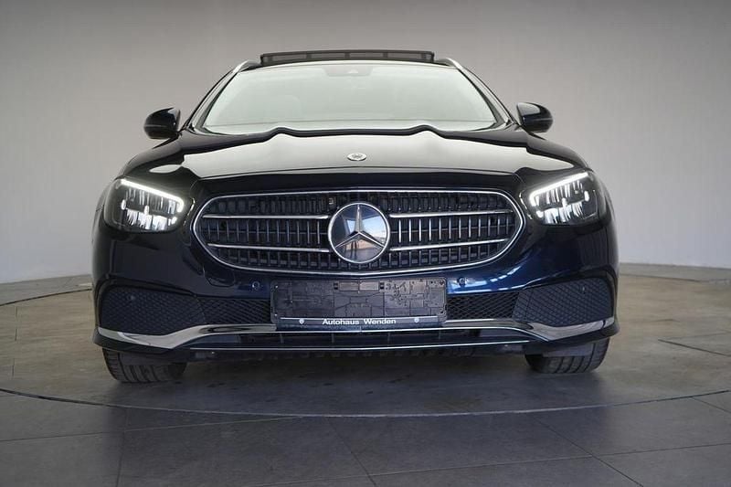 Gebraucht Mercedes E300 211 PS (155 kW) 2022 Blau Limousine