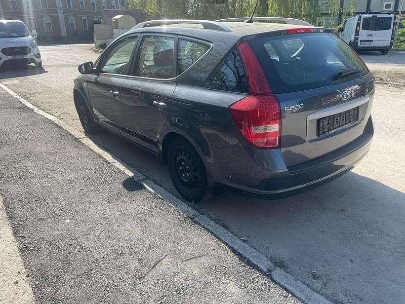 Second-hand Kia Ceed 109 CP (80 kW) 2010 Negru Hatchback