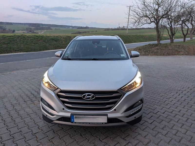 Gebraucht Hyundai Tucson Intro Edition 132 PS (97 kW) 2016 Silber SUV