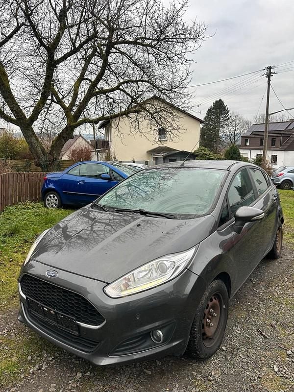 Grau Gebraucht 2016 Ford Fiesta Kleinwagen | 4.399 € (Guter Preis) - Bild 1/4