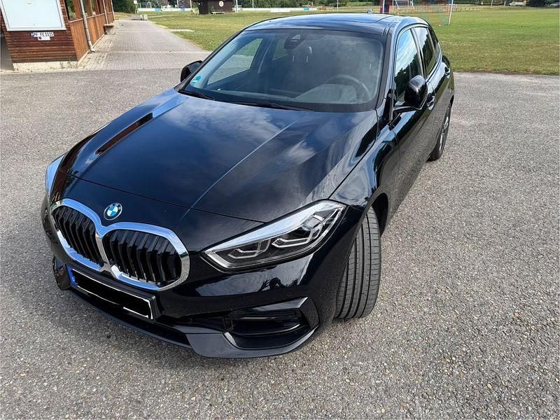 Schwarz Gebraucht 2023 BMW 116 Sport Line Kleinwagen | 24.900 € (Fairer Preis) - Bild 1/4