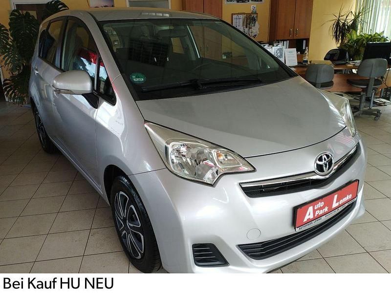 Silber Gebraucht 2011 Toyota Verso-S Life Van / Kleinbus | 7.949 € (Fairer Preis) - Bild 1/4