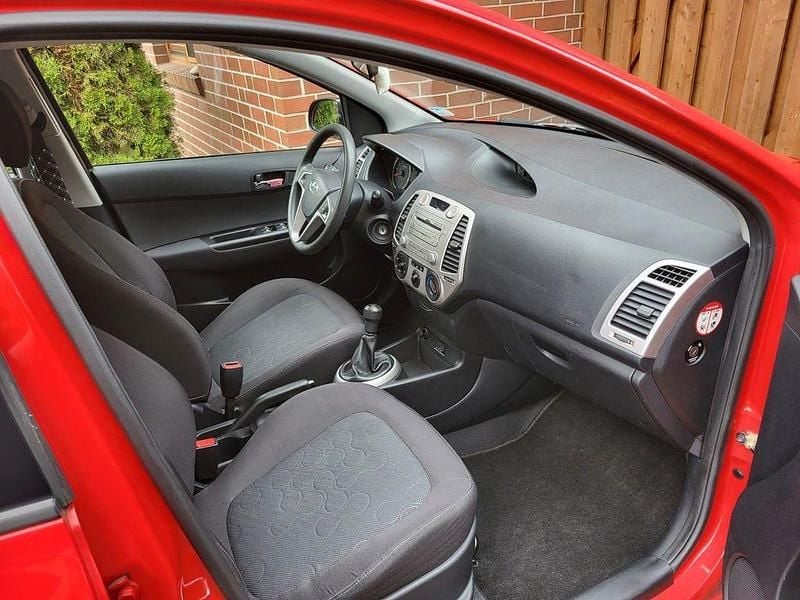 Gebraucht Hyundai i20 77 PS (56 kW) 2011 Rot Kleinwagen