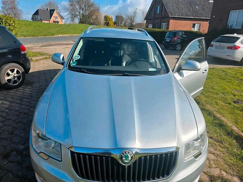 Gebraucht Skoda Superb 140 PS (102 kW) 2012 Silber Limousine