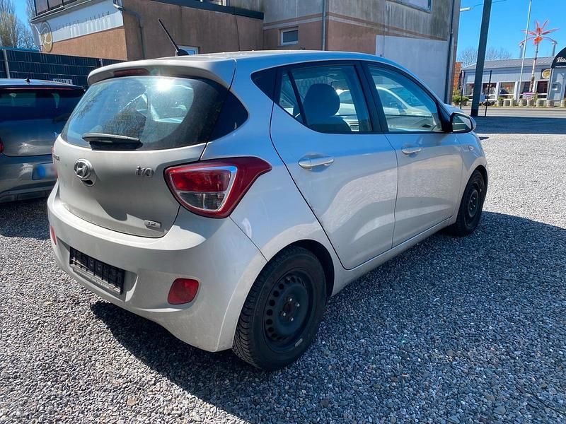 Gebraucht Hyundai i10 88 PS (64 kW) 2014 Silber Kleinwagen