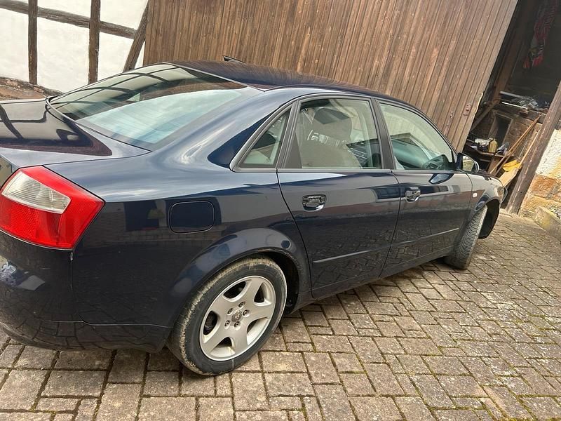 Blau Gebraucht 2004 Audi A4 Limousine | 1.600 € (Fairer Preis) - Bild 1/4