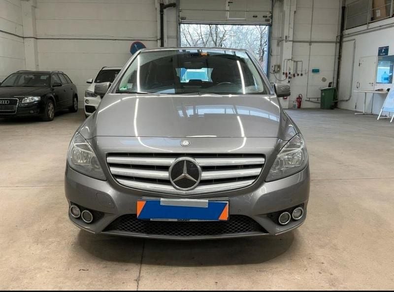 Gebraucht Mercedes B200 155 PS (114 kW) 2012 Silber Van / Kleinbus