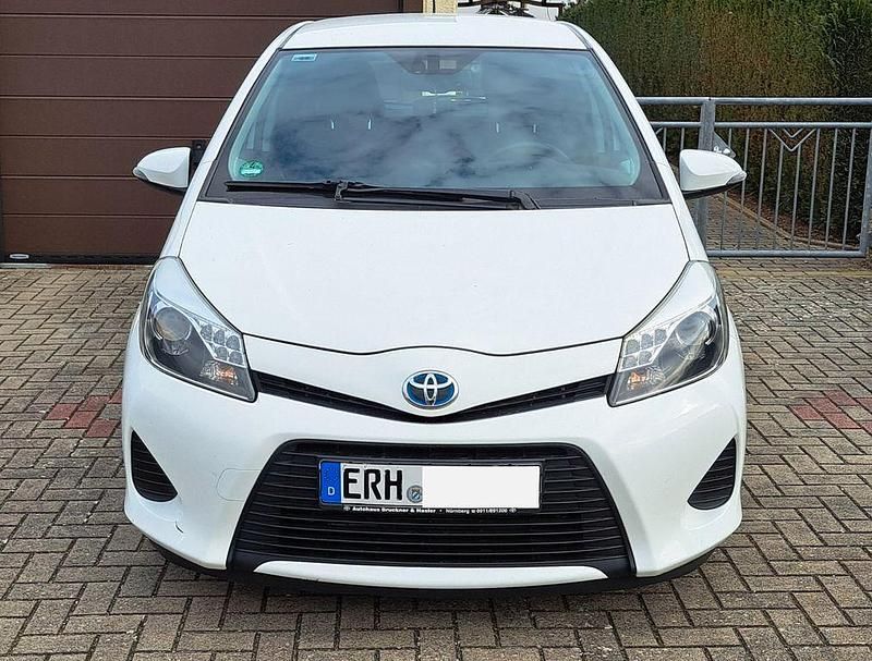 Gebraucht Toyota Yaris 75 PS (55 kW) 2013 Weiß Kleinwagen