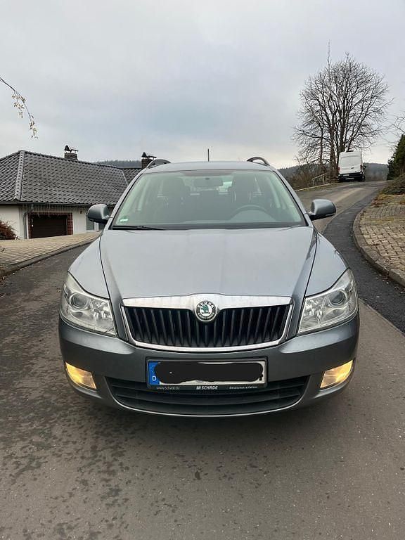 Grau Gebraucht 2012 Skoda Octavia Ambiente Kombi | 5.200 € (Guter Preis) - Bild 1/4