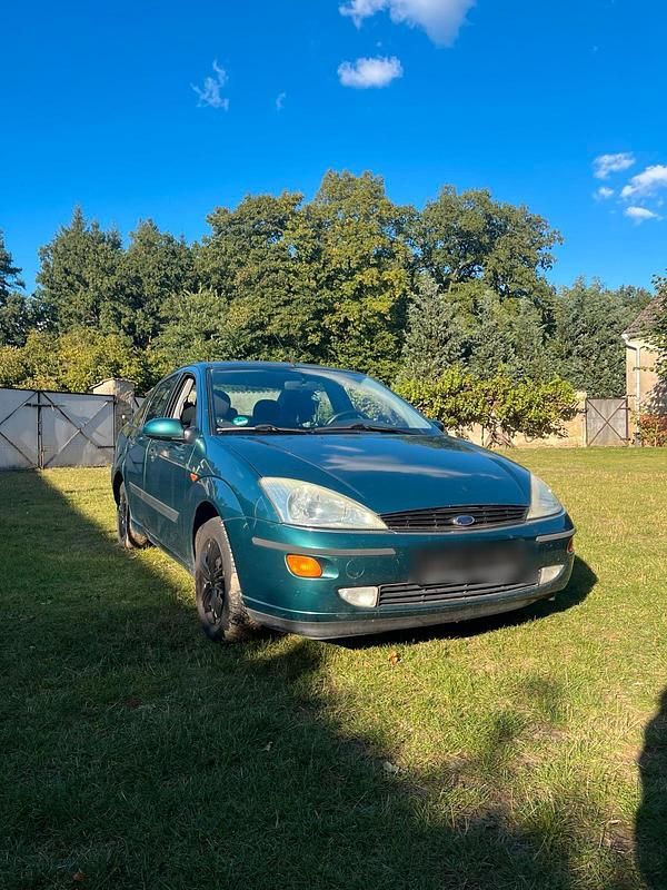 Grün Gebraucht 2000 Ford Focus Limousine | 1.300 € (Fairer Preis) - Bild 1/4
