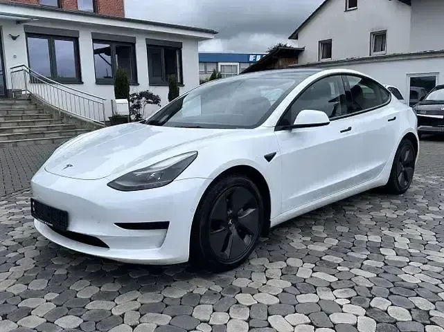 Käytetty Tesla Model 3 Standard Range 239 kW (325 HP) 2021 Valkoinen Sedan