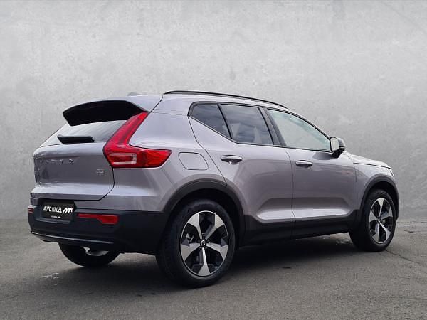 Neu Volvo XC40 Plus 163 PS (119 kW) 2026 Silber (aurora silver / metallic) SUV
