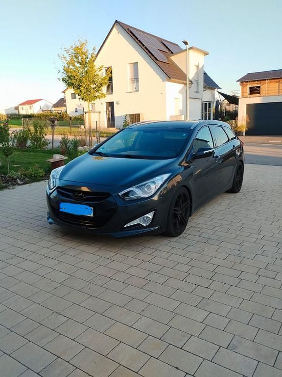 Grau Gebraucht 2014 Hyundai i40 Style Kombi | 6.100 € (Fairer Preis) - Bild 1/4