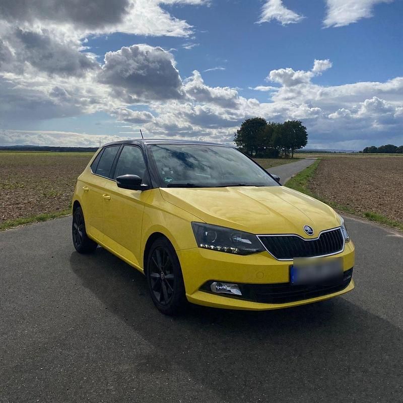 Gelb Gebraucht 2015 Skoda Fabia Kleinwagen | 10.990 € (Fairer Preis) - Bild 1/4
