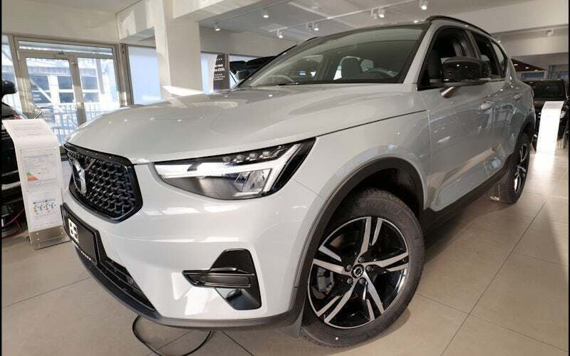 Grau Gebraucht 2024 Volvo XC40 Plus SUV | 36.450 € (Guter Preis) - Bild 1/4