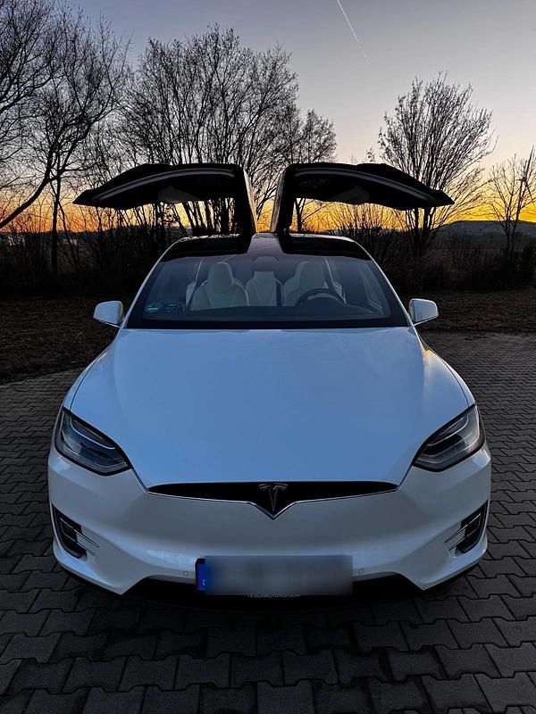 Weiß Gebraucht 2017 Tesla Model X SUV | 35.990 € (Guter Preis) - Bild 1/4