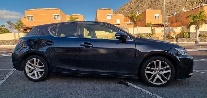 Gebraucht Lexus CT200h Luxury Line 136 PS (100 kW) 2015 Violett Limousine