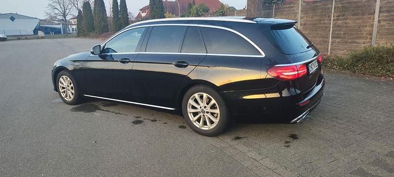 Gebraucht Mercedes E220 194 PS (142 kW) 2017 Schwarz Limousine