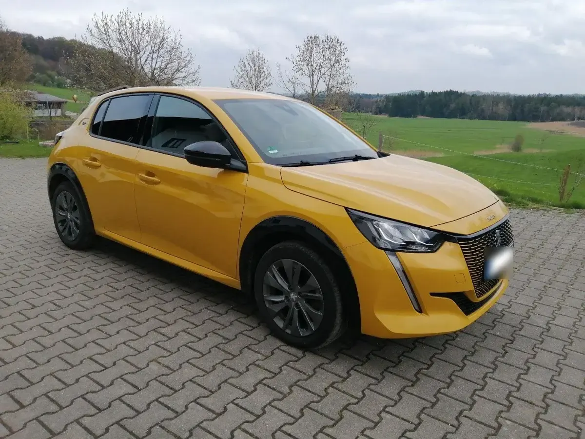 Gebraucht Peugeot e-208 Allure+ 100 kW (136 PS) 2022 Gelb Kleinwagen