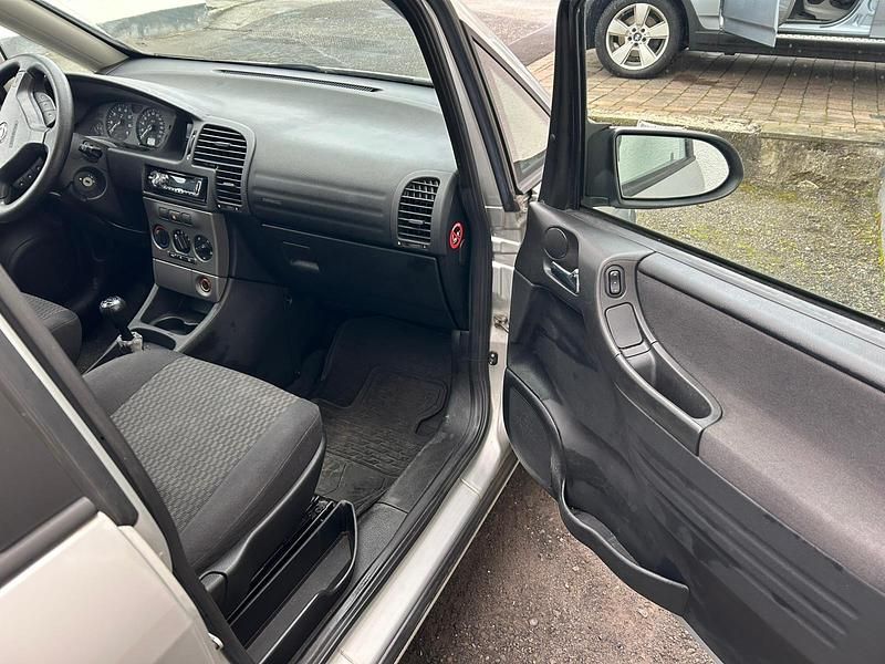 Gebraucht Opel Zafira Njoy 101 PS (74 kW) 2005 Silber Van / Kleinbus