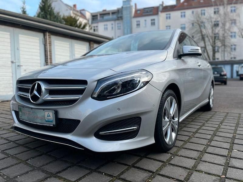 Gebraucht Mercedes B200 156 PS (114 kW) 2018 Silber Van / Kleinbus