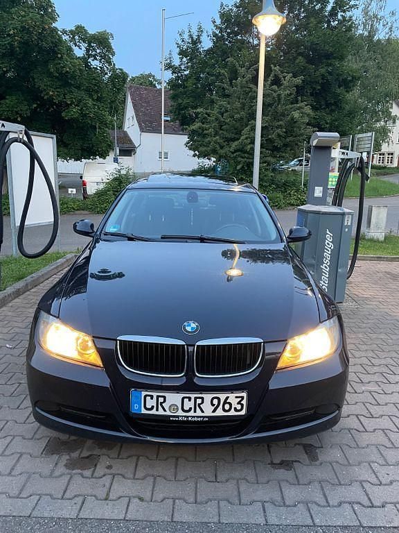Blau Gebraucht 2006 BMW 320 Limousine | 1.850 € (Superpreis) - Bild 1/4