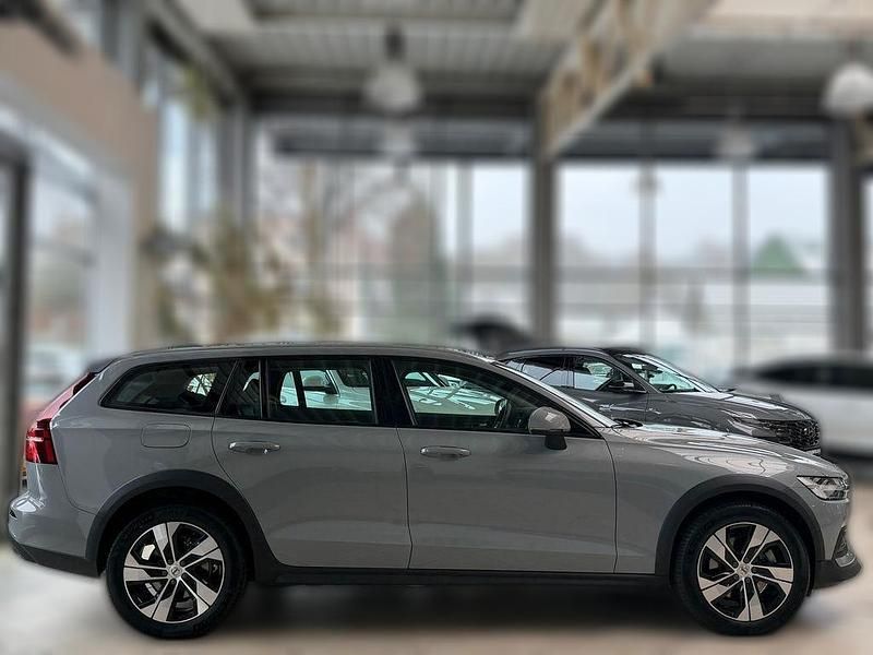 Gebraucht Volvo V60 CC 197 PS (144 kW) 2023 Grau metallic Kombi