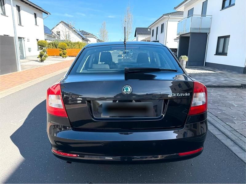 Gebraucht Skoda Octavia 105 PS (77 kW) 2011 Schwarz Limousine