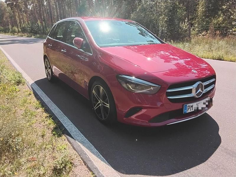 Rot Gebraucht 2020 Mercedes B200 Van / Kleinbus | 23.600 € (Guter Preis) - Bild 1/4