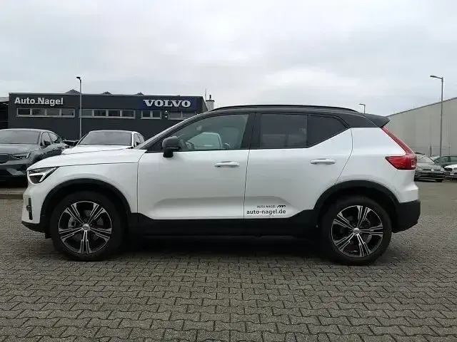 Second-hand Volvo XC40 Plus 163 CP (119 kW) 2025 Alb SUV