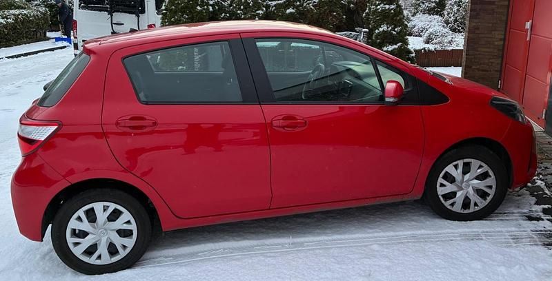 Rot Gebraucht 2018 Toyota Yaris Kleinwagen | 10.500 € - Bild 1/3
