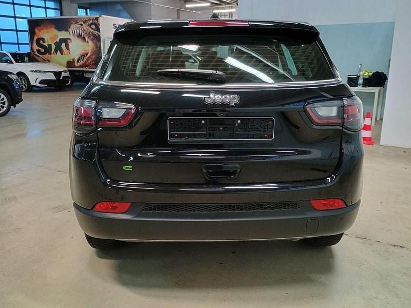 Usado Jeep Compass Altitude 131 CV (96 kW) 2024 Negro SUV
