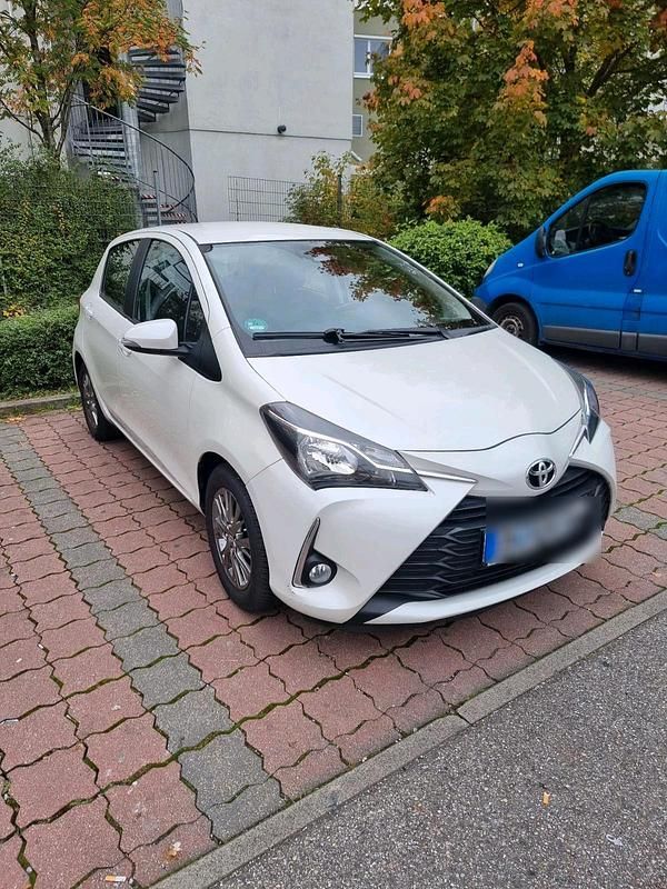 Weiß Gebraucht 2019 Toyota Yaris Comfort Kleinwagen | 10.300 € (Fairer Preis) - Bild 1/4