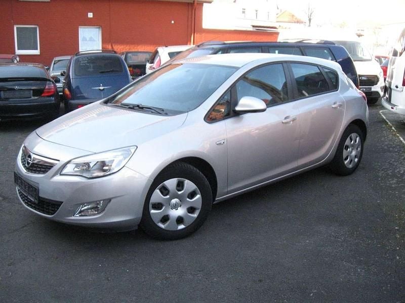 Gebraucht Opel Astra Edition 116 PS (85 kW) 2010 Argon silber/ice silver (m2) Kleinwagen