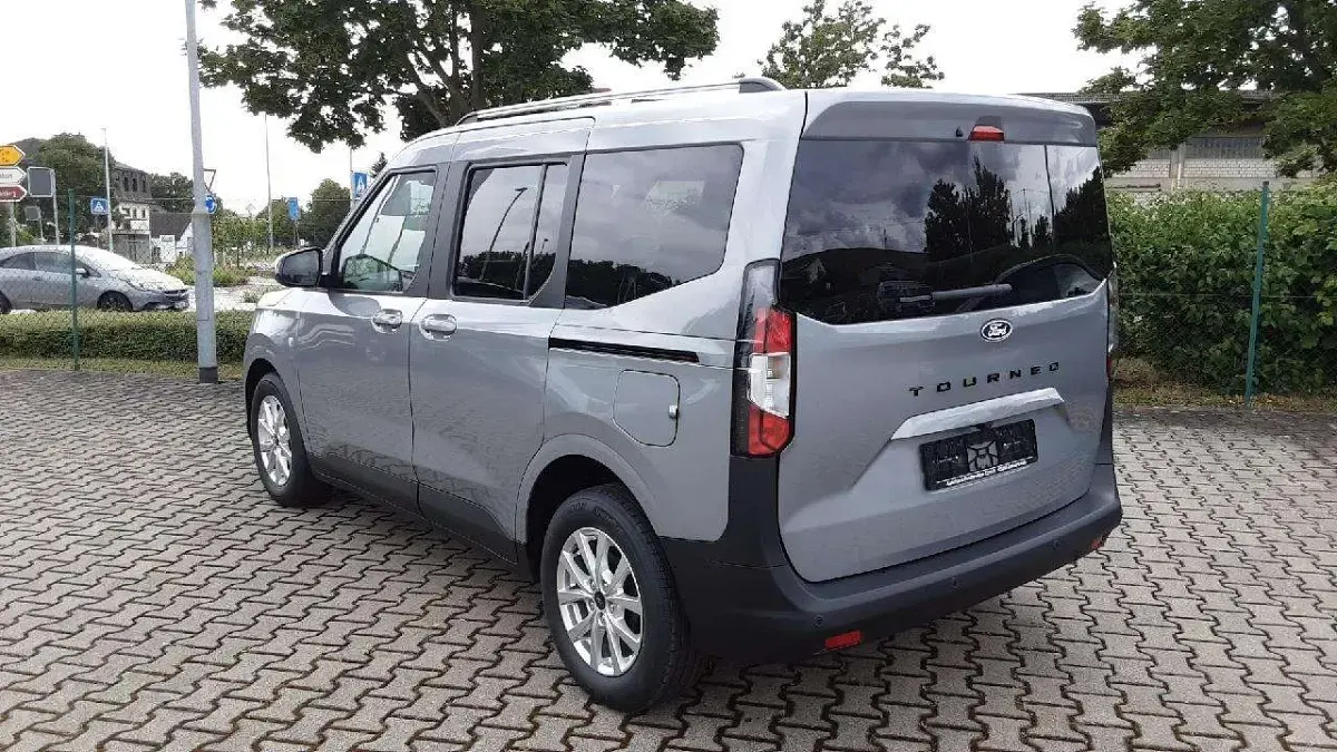 Neu Ford Tourneo Courier Titanium 125 PS (91 kW) 2026 Solarsilber Van / Kleinbus