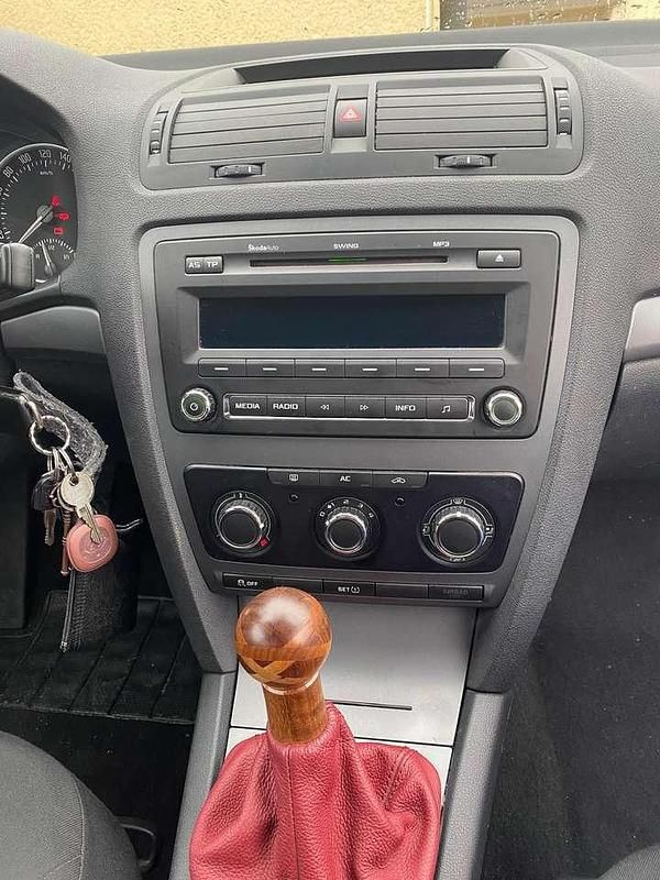 Gebraucht Skoda Octavia Classic 102 PS (75 kW) 2011 Grau Kombi