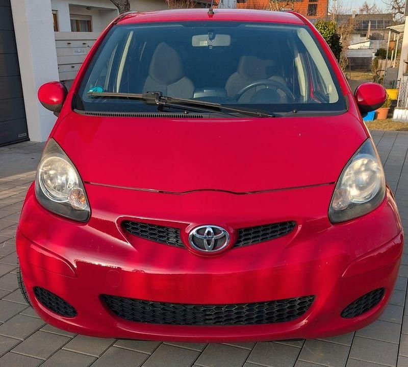 Gebraucht Toyota Aygo Edition 68 PS (50 kW) 2011 Rot Kleinwagen