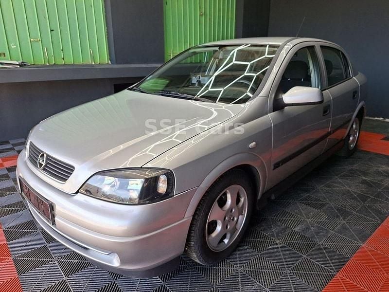 Używany Opel Astra 101 KM (74 kW) 2002 Srebrny Sedan/Limuzyna