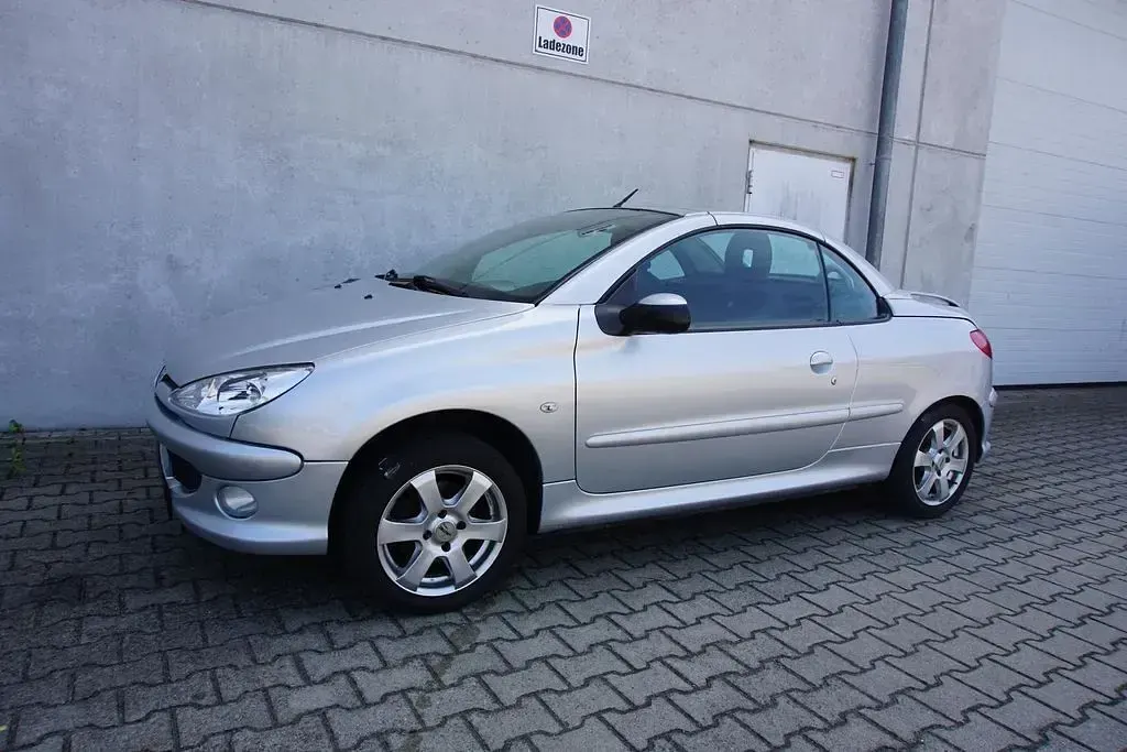 Gebraucht Peugeot 206 CC 109 PS (80 kW) 2006 Lackierung aluminiumgrau/metalliclackierung mit schutzlack Cabrio