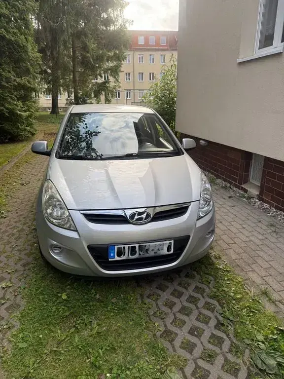 Gebraucht Hyundai i20 Edition 77 PS (56 kW) 2010 Silber Kleinwagen