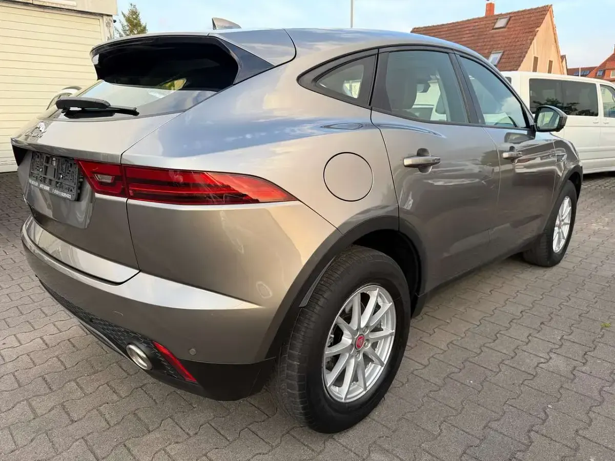 Gebraucht Jaguar E-Pace 200 PS (147 kW) 2019 Silicon silver SUV