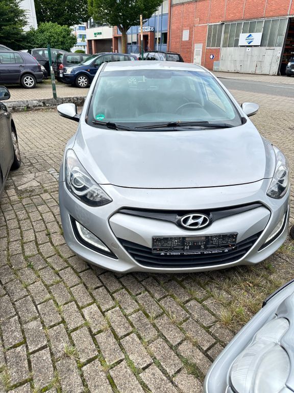 Silber Gebraucht 2012 Hyundai i30 Intro Edition Limousine | 2.950 € (Superpreis) - Bild 1/4
