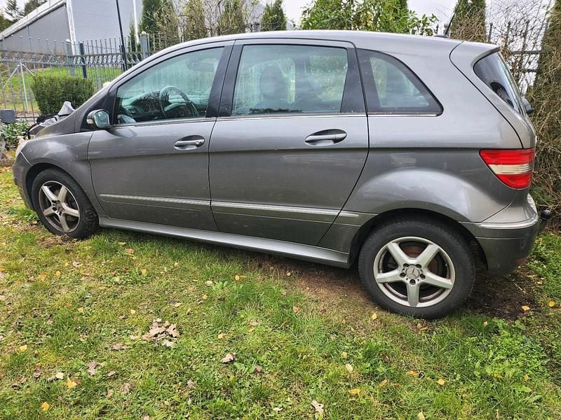 Gold Gebraucht 2008 Mercedes B200 Van / Kleinbus | 1.900 € (Guter Preis) - Bild 1/4
