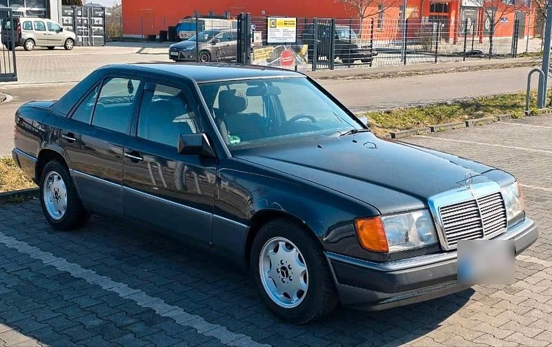 Second-hand Mercedes E230 132 CP (97 kW) 1992 Negru Berlinǎ