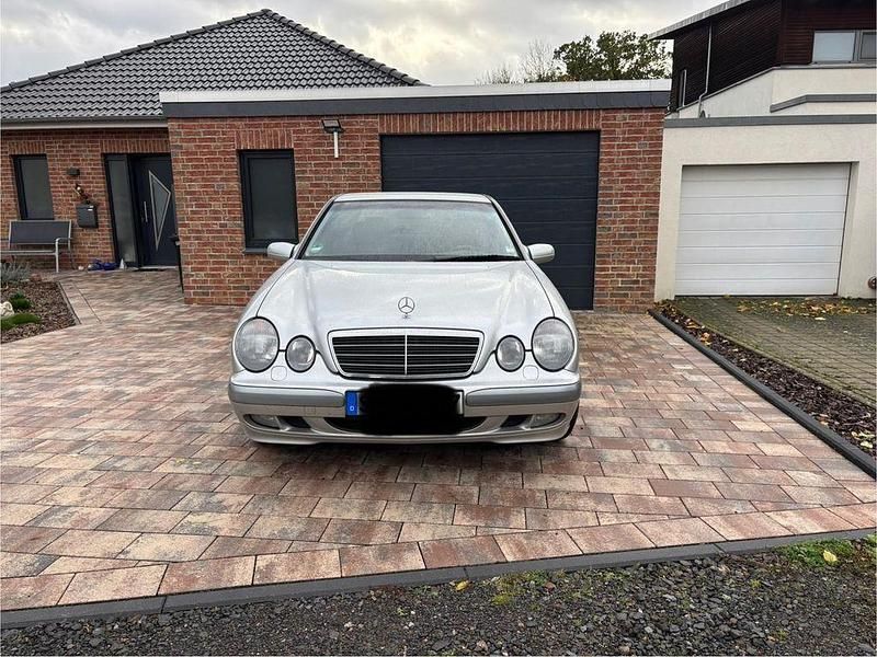 Grau Gebraucht 1999 Mercedes E240 Classic Limousine | 8.500 € (Teuer) - Bild 1/4